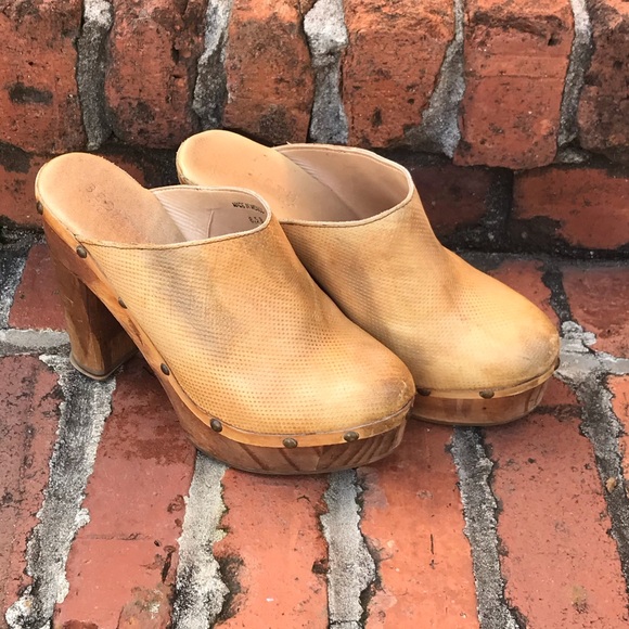 women's wooden clogs